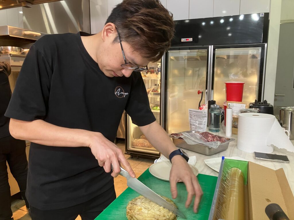 品評会で品定めをするエディ