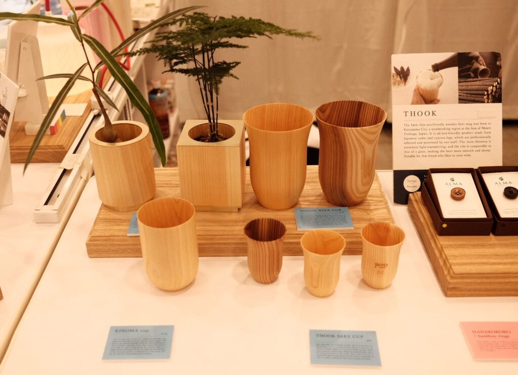 木製のカップTHOOKの展示