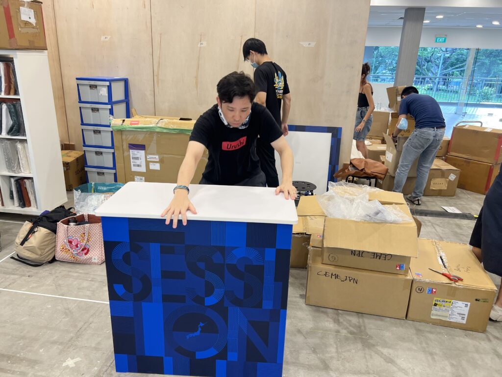 現場でのセッティングに汗を流す三島様。